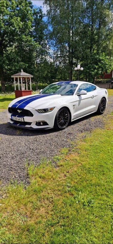 Vit Begagnad 2017 Ford Mustang GT Sportkupé | 395 000 kr (Superpris) - Bild 1/4