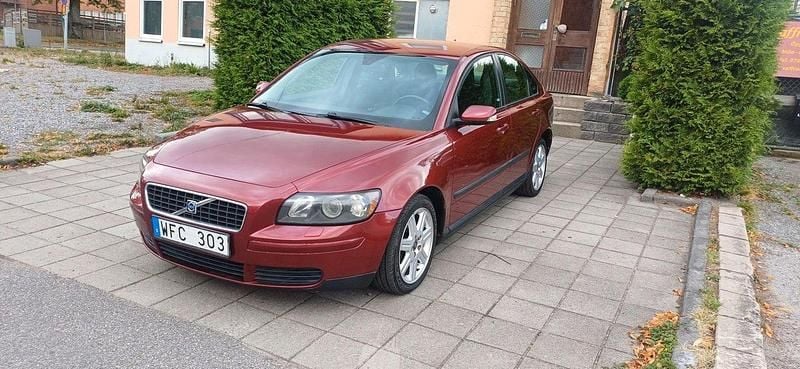 Röd Begagnad 2005 Volvo S40 Sedan | 35 900 kr (Marknadspris) - Bild 1/4