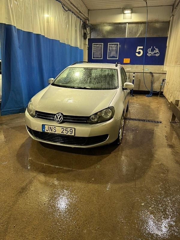 Begagnad VW Golf VI 105 HK (77 kW) 2010 Halvkombi