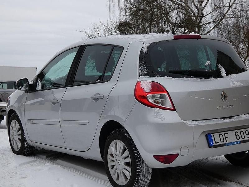 Begagnad Renault Clio R.S. 75 HK (55 kW) 2010 Silver Halvkombi