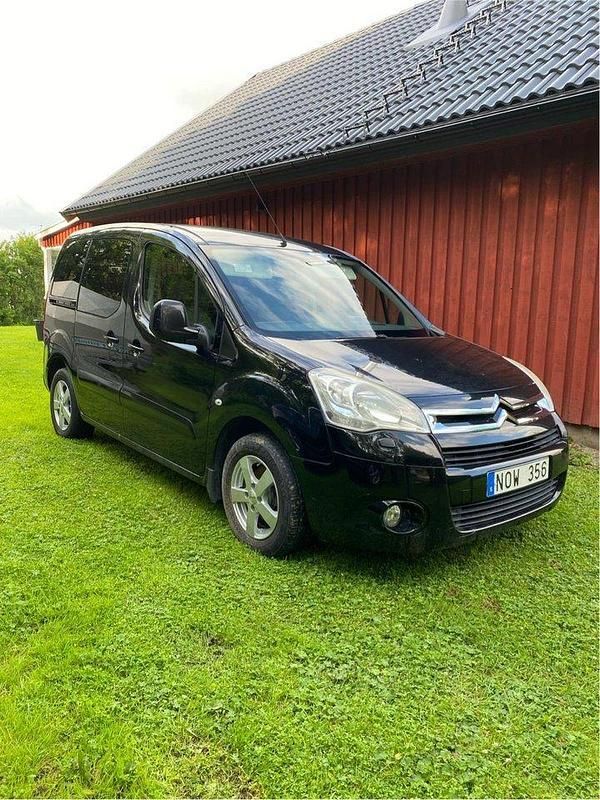 Svart Begagnad 2011 Citroën Berlingo Minibuss | 69 000 kr (Marknadspris) - Bild 1/4