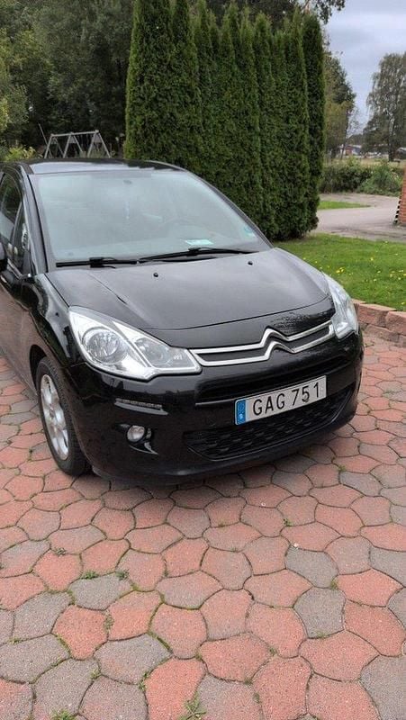 Svart Begagnad 2015 Citroën C3 Halvkombi | 64 900 kr (Marknadspris) - Bild 1/4