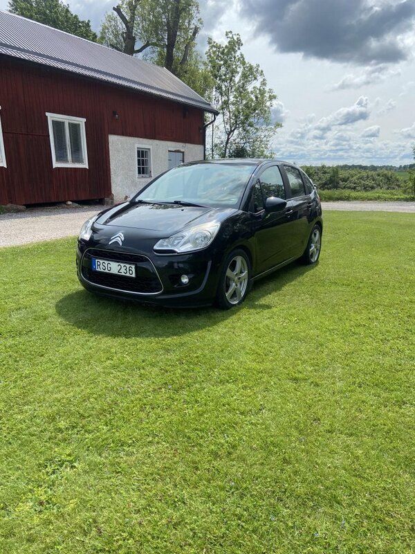 Svart Begagnad 2010 Citroën C3 Halvkombi | 28 000 kr (Marknadspris) - Bild 1/4