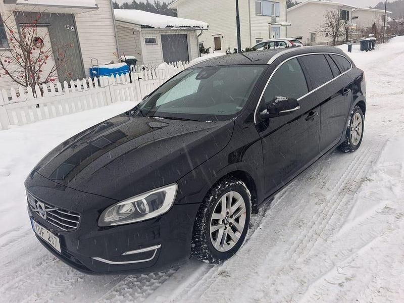 Svart Begagnad 2016 Volvo V60 Summum Kombi | 109 900 kr (Superpris) - Bild 1/4