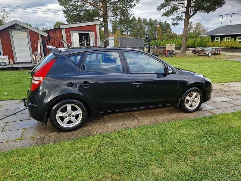Svart Begagnad 2009 Hyundai i30 Halvkombi | 33 000 kr (Marknadspris) - Bild 1/4