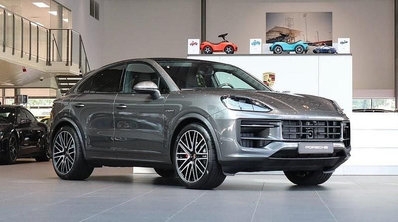 Grå Ny 2025 Porsche Cayenne S E-Hybrid SUV | 1 496 400 kr (Lite dyr) - Bild 1/4