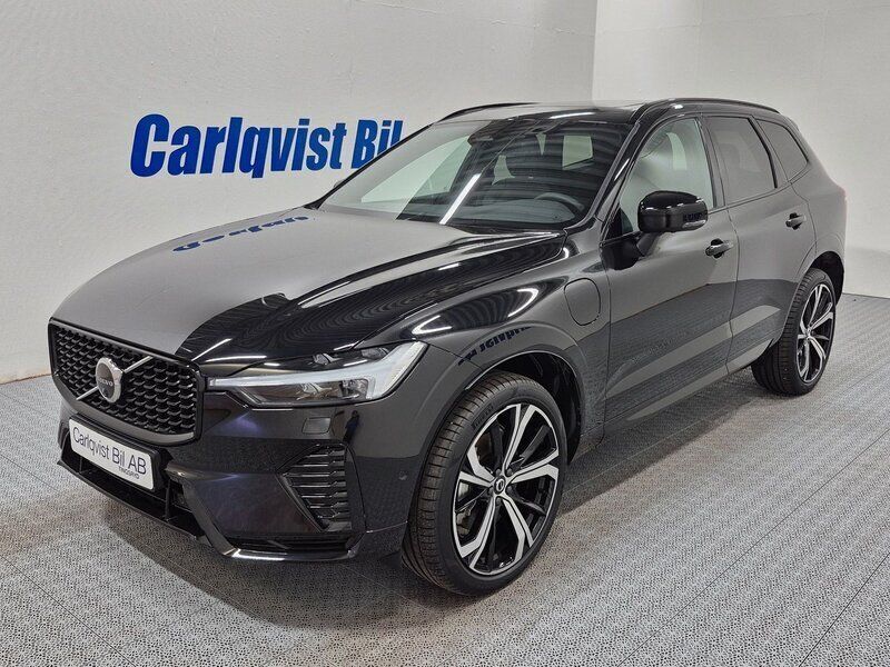 Svart (svart metallic) Ny 2025 Volvo XC60 Plus SUV | 735 000 kr - Bild 1/4