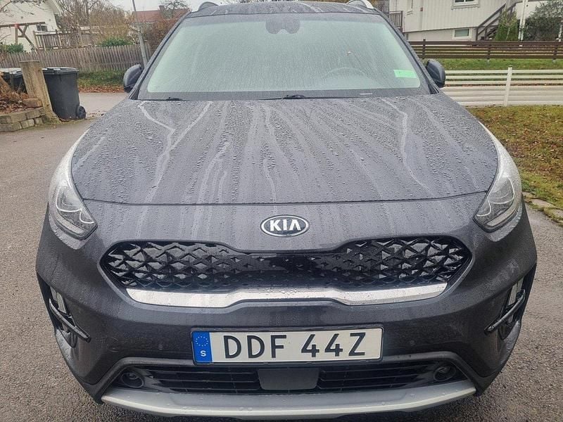Grå Begagnad 2020 Kia Niro Advance SUV | 210 000 kr (Marknadspris) - Bild 1/4