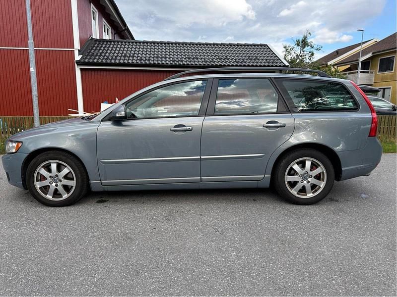 Blå Begagnad 2011 Volvo V50 Momentum Kombi | 84 900 kr (Lite dyr) - Bild 1/4