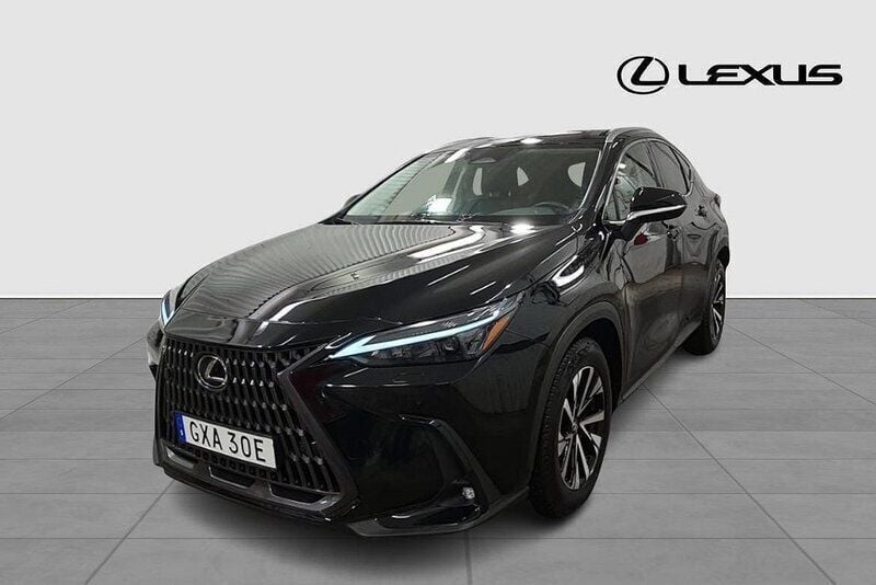 Svart Begagnad 2023 Lexus NX450h+ Business Edition SUV | 579 900 kr (Marknadspris) - Bild 1/4
