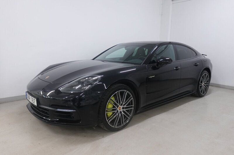 Svart Begagnad 2018 Porsche Panamera 4 Sport Sedan | 699 900 kr (Marknadspris) - Bild 1/4