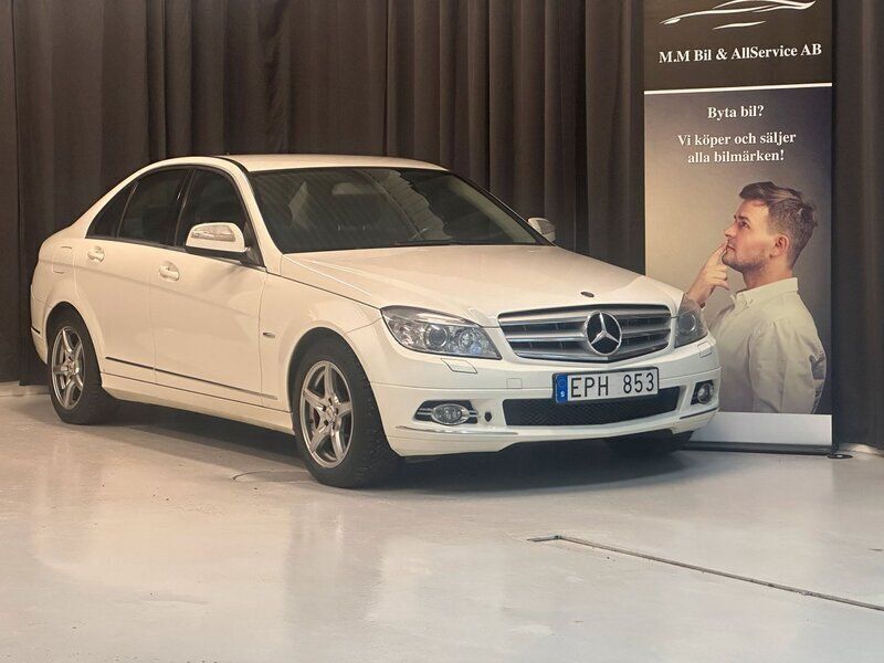 Vit Begagnad 2009 Mercedes C200 Avantgarde Sedan | 84 900 kr (Marknadspris) - Bild 1/4