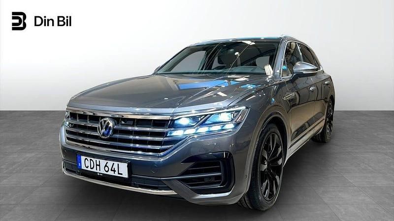Grå Begagnad 2019 VW Touareg R-line SUV | 489 900 kr (Marknadspris) - Bild 1/4