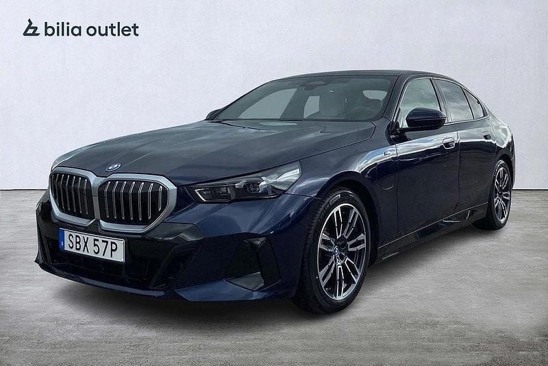 Blå Begagnad 2023 BMW 530e M Sport Sedan | 649 900 kr (Marknadspris) - Bild 1/3