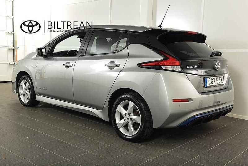 Begagnad Nissan Leaf N-Connecta 160 kW (218 HK) 2019 Silver Halvkombi