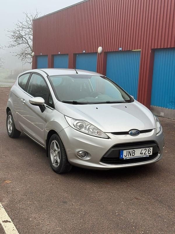 Begagnad Ford Fiesta 82 HK (60 kW) 2009 Gray metallic Halvkombi