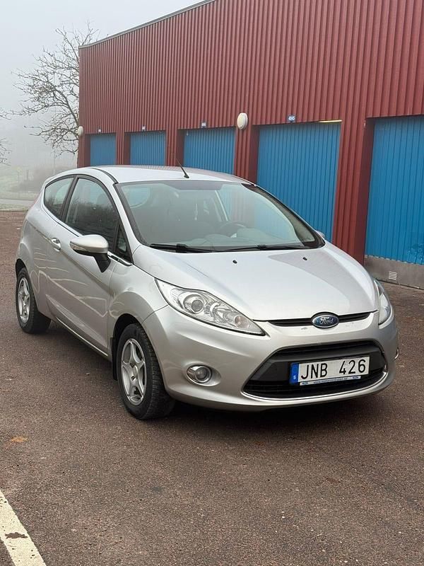 Gray metallic Begagnad 2009 Ford Fiesta Halvkombi | 34 900 kr (Marknadspris) - Bild 1/4