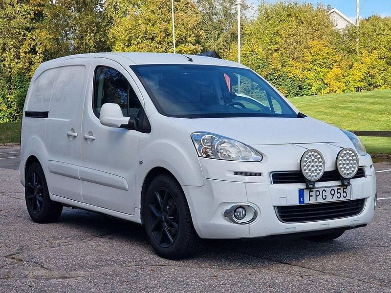 Vit Begagnad 2015 Peugeot Partner Minibuss | 48 000 kr (Bra pris) - Bild 1/4