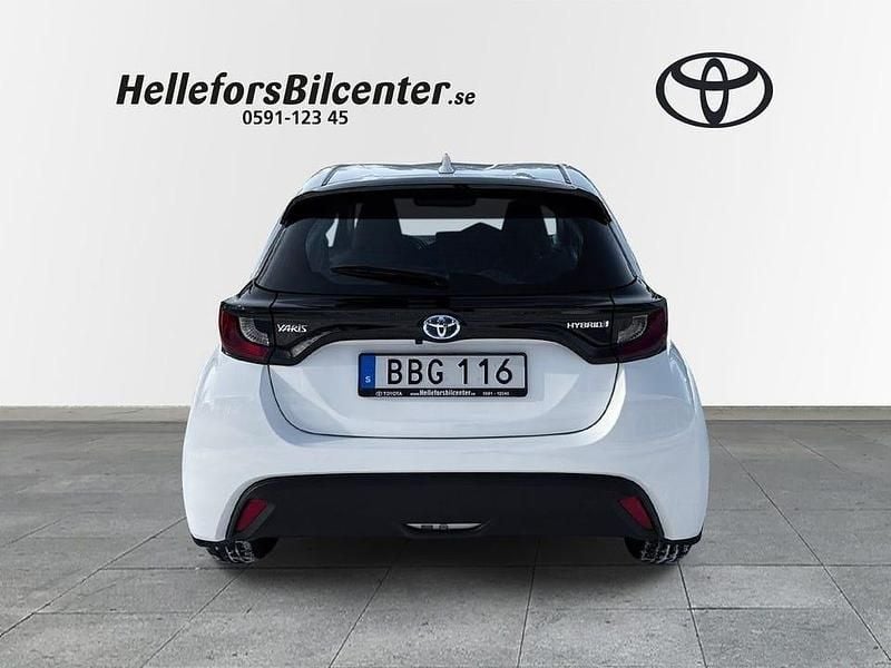 Begagnad Toyota Yaris Hybrid Active 117 HK (86 kW) 2022 Vit Halvkombi