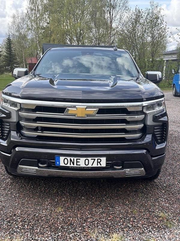 Grå Begagnad 2023 Chevrolet Silverado Sedan | 925 000 kr (Marknadspris) - Bild 1/4
