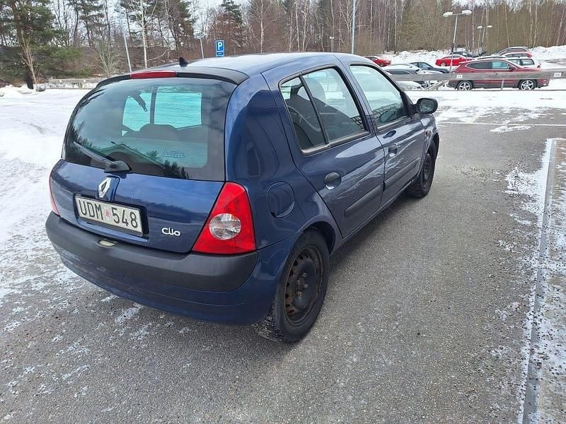 Begagnad Renault Clio II 75 HK (55 kW) 2004 Halvkombi