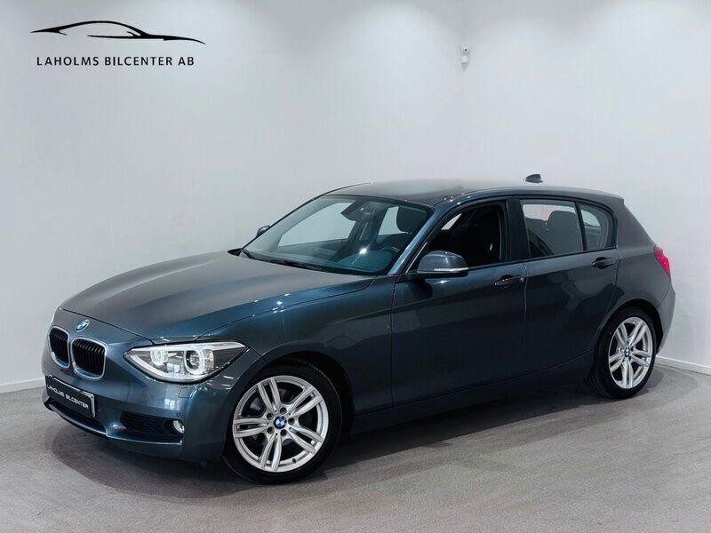 Grå Begagnad 2012 BMW 118 Halvkombi | 114 900 kr - Bild 1/4
