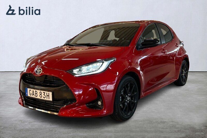 Flame red (3u5) Begagnad 2023 Toyota Yaris Hybrid Style Halvkombi | 249 900 kr (Marknadspris) - Bild 1/4