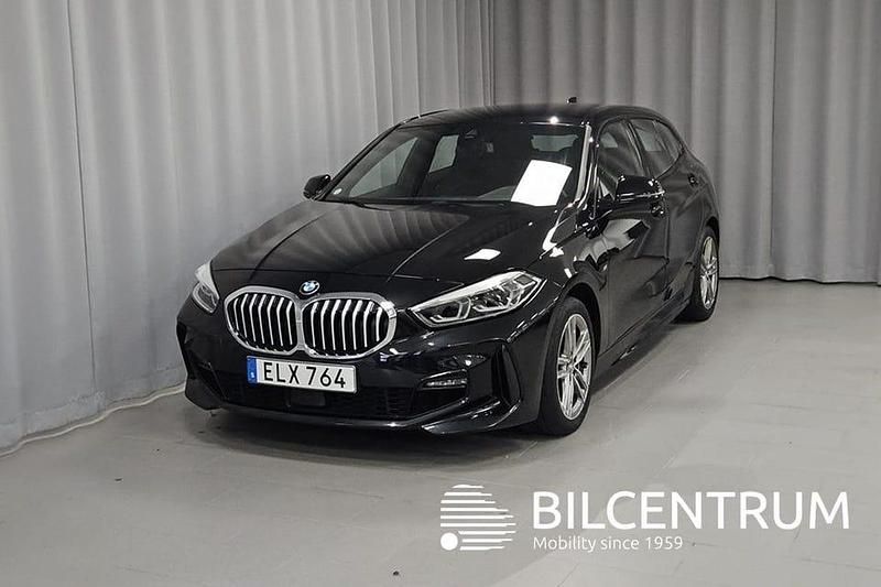 Svart Begagnad 2020 BMW 118 M Sport Halvkombi | 234 900 kr (Marknadspris) - Bild 1/4