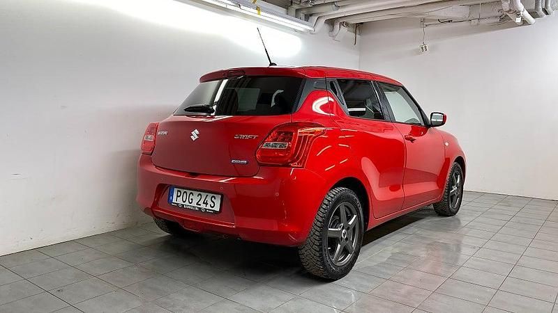 Begagnad Suzuki Swift 83 HK (61 kW) 2022 Röd Halvkombi
