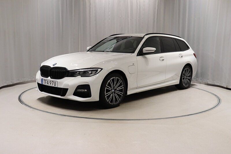 Vit Begagnad 2021 BMW 330e Shadowline Kombi | 284 800 kr (Marknadspris) - Bild 1/4