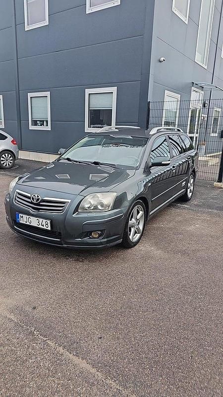 Grön Begagnad 2006 Toyota Avensis Kombi | 21 900 kr (Lite dyr) - Bild 1/4