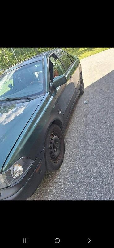Grön Begagnad 2001 Volvo S40 Sedan | 18 900 kr (Bra pris) - Bild 1/4