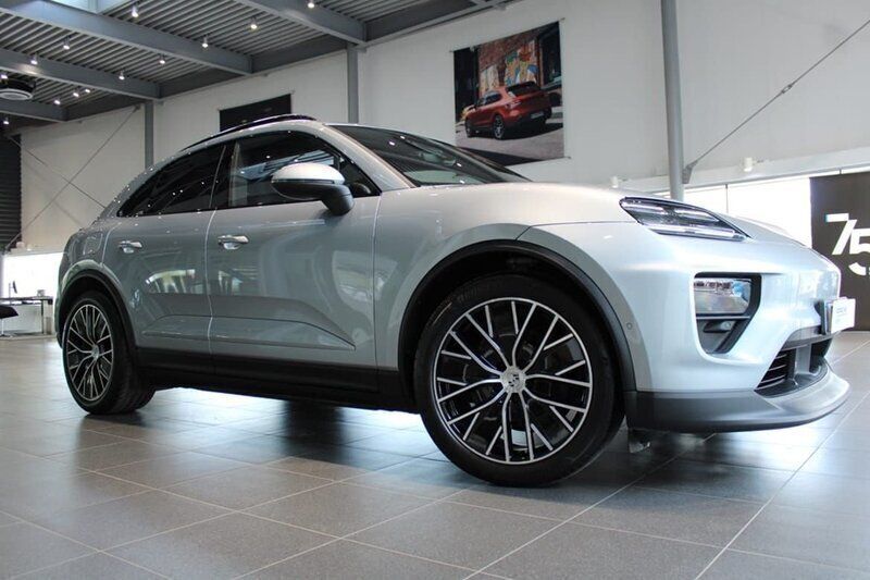 Silver Begagnad 2024 Porsche Macan SUV | 975 000 kr (Bra pris) - Bild 1/4