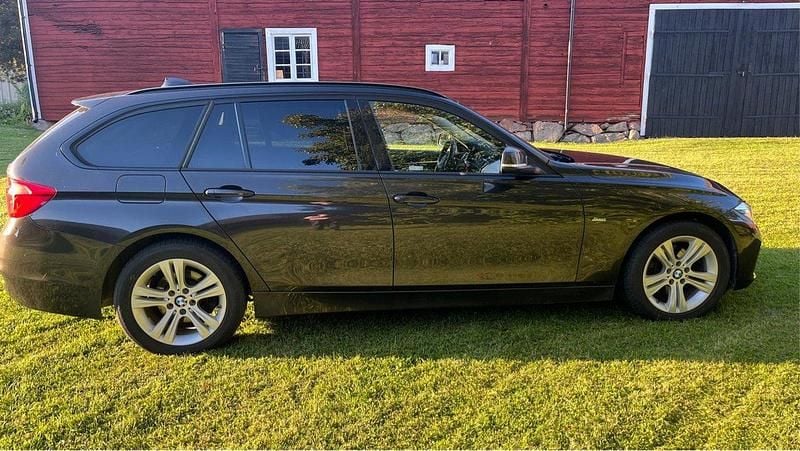 Brun Begagnad 2017 BMW 320 Sport Line Kombi | 195 000 kr (Bra pris) - Bild 1/4