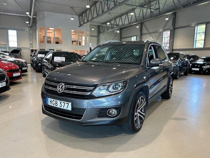 Mörkgrå (grå) Begagnad 2014 VW Tiguan Sportline SUV | 159 900 kr (Marknadspris) - Bild 1/4