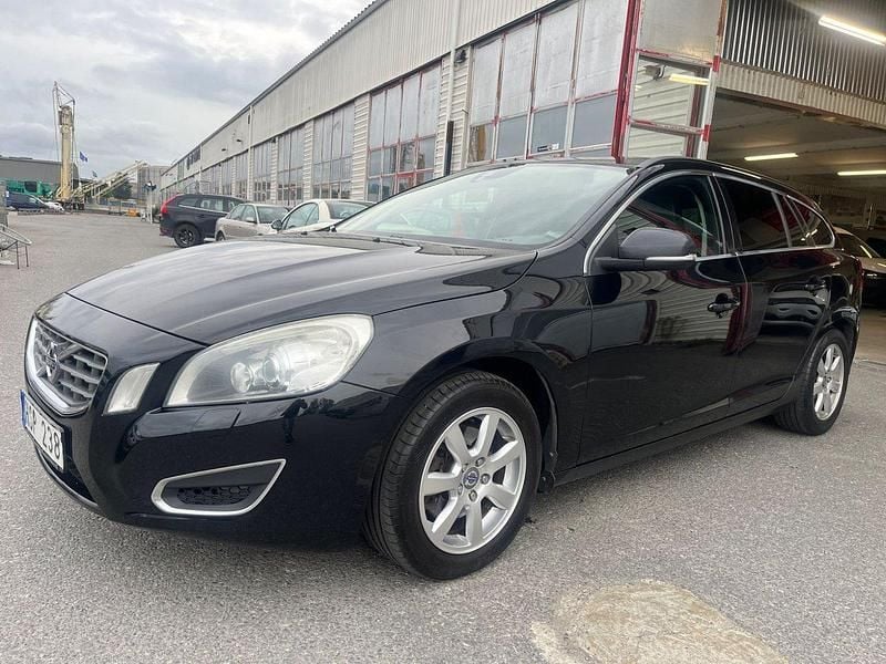 Svart Begagnad 2013 Volvo V60 Momentum Kombi | 39 900 kr (Marknadspris) - Bild 1/4
