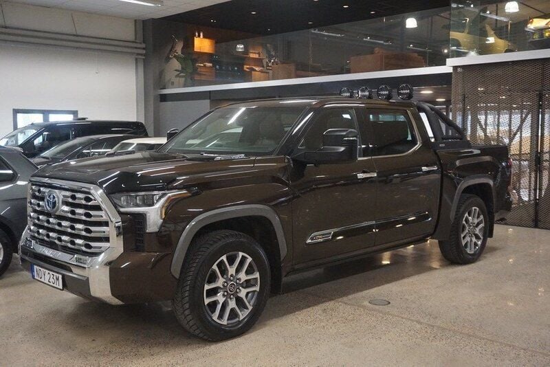Brun (mockabrun metallic) Begagnad 2023 Toyota Tundra Pickup | 999 000 kr - Bild 1/4