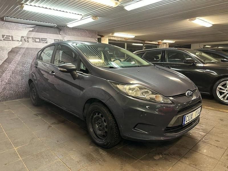 Grå Begagnad 2011 Ford Fiesta Halvkombi | 34 900 kr (Bra pris) - Bild 1/4