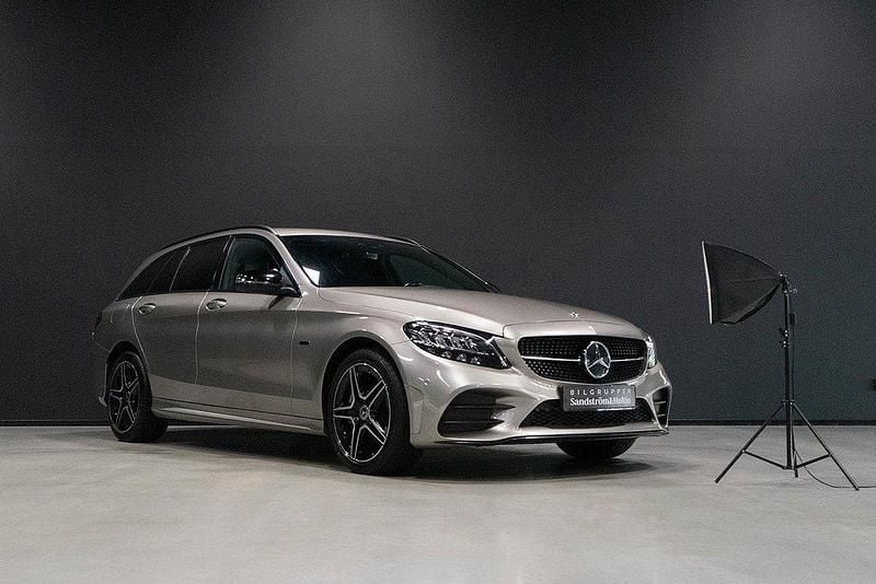 Silver Begagnad 2021 Mercedes C300e AMG line Kombi | 299 000 kr (Superpris) - Bild 1/4