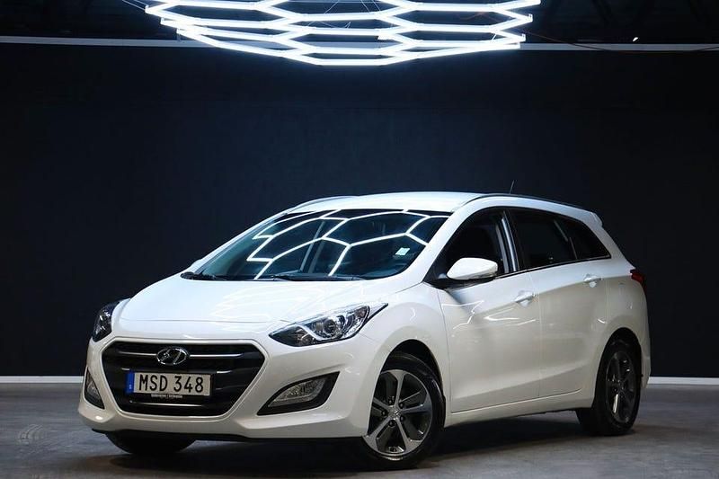 Vit Begagnad 2015 Hyundai i30 Kombi | 119 900 kr (Marknadspris) - Bild 1/4