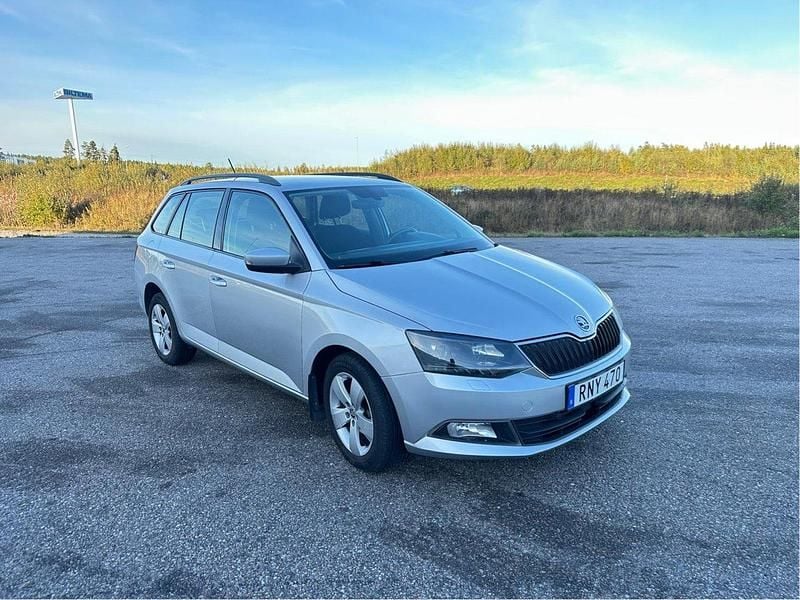 Silver Begagnad 2016 Skoda Fabia Style Kombi | 90 000 kr (Marknadspris) - Bild 1/4