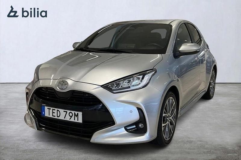 Silver Begagnad 2024 Toyota Yaris Hybrid Style Halvkombi | 269 900 kr - Bild 1/4