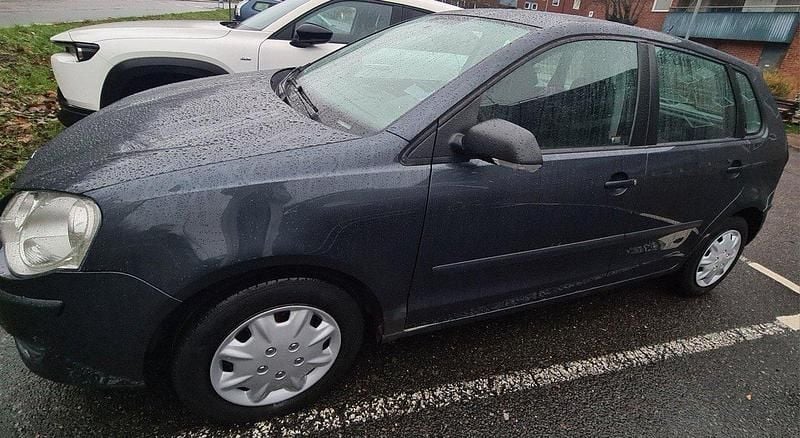 Grå Begagnad 2006 VW Polo Trendline Halvkombi | 59 500 kr - Bild 1/4