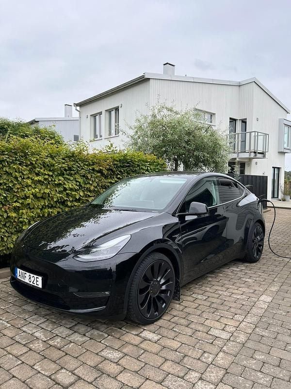 Begagnad Tesla Model Y Performance 392 kW (534 HK) 2024 Sapphire black SUV