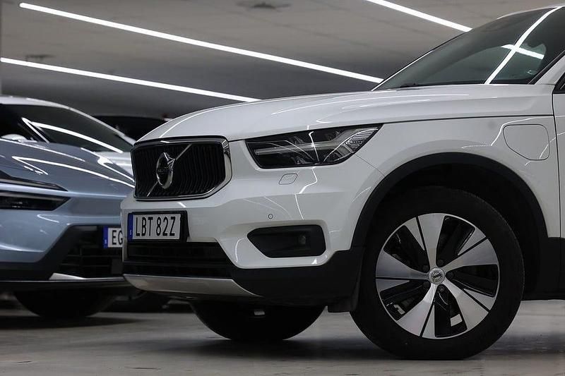 Begagnad Volvo XC40 Momentum 262 HK (192 kW) 2020 Vit SUV