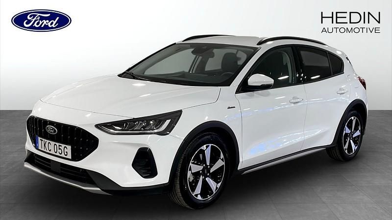 Vit (white) Begagnad 2024 Ford Focus Active Halvkombi | 224 900 kr (Marknadspris) - Bild 1/4
