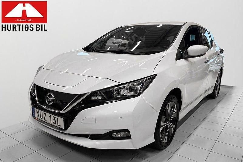Vit (grå) Begagnad 2022 Nissan Leaf Halvkombi | 239 900 kr (Marknadspris) - Bild 1/3