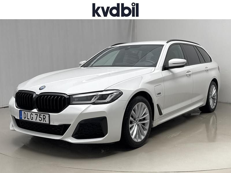 Vit Begagnad 2022 BMW 530e M Sport Kombi | 349 000 kr (Superpris) - Bild 1/3