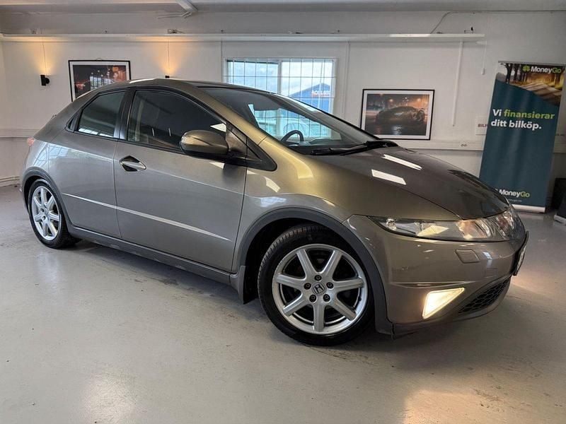 Mörkgrå Begagnad 2007 Honda Civic Sport Halvkombi | 39 900 kr (Marknadspris) - Bild 1/4