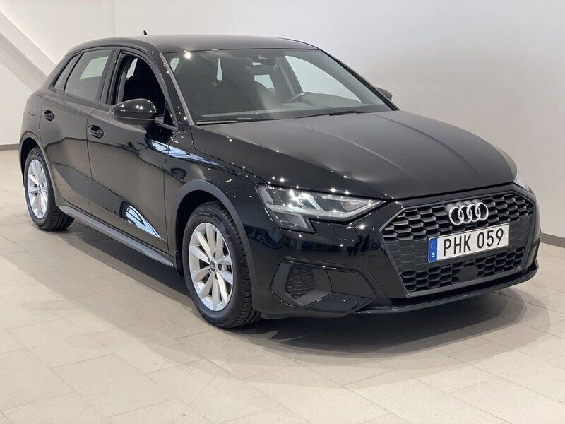 Svart (brilliantsvart) Begagnad 2023 Audi A3 Sportback Proline Halvkombi | 229 900 kr (Bra pris) - Bild 1/4
